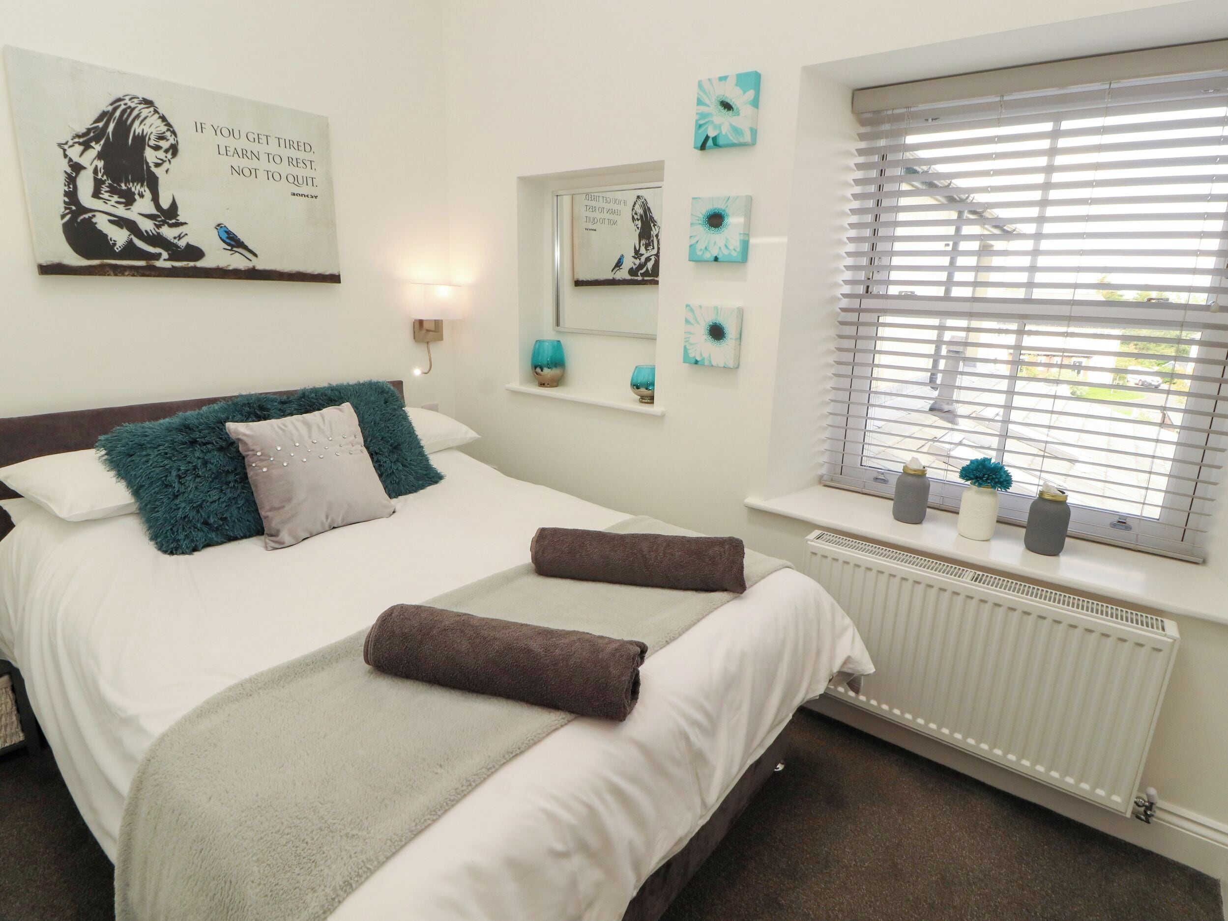 2 Schlafzimmer, individuell dekoriert, individuell eingerichtet