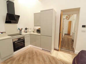 Cookware/dishes/utensils - Lakes View Apartment 3 (Carnforth)