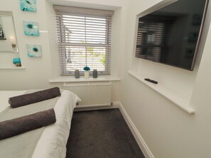 2 bedrooms, individually decorated, individually furnished - Lakes View Apartment 3 (Carnforth)