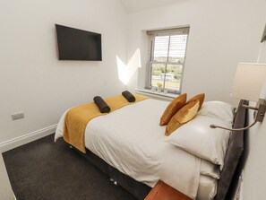 1 bedroom, individually decorated, individually furnished