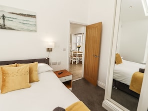 1 bedroom, individually decorated, individually furnished - Lakes View Apartment 2 (Carnforth)