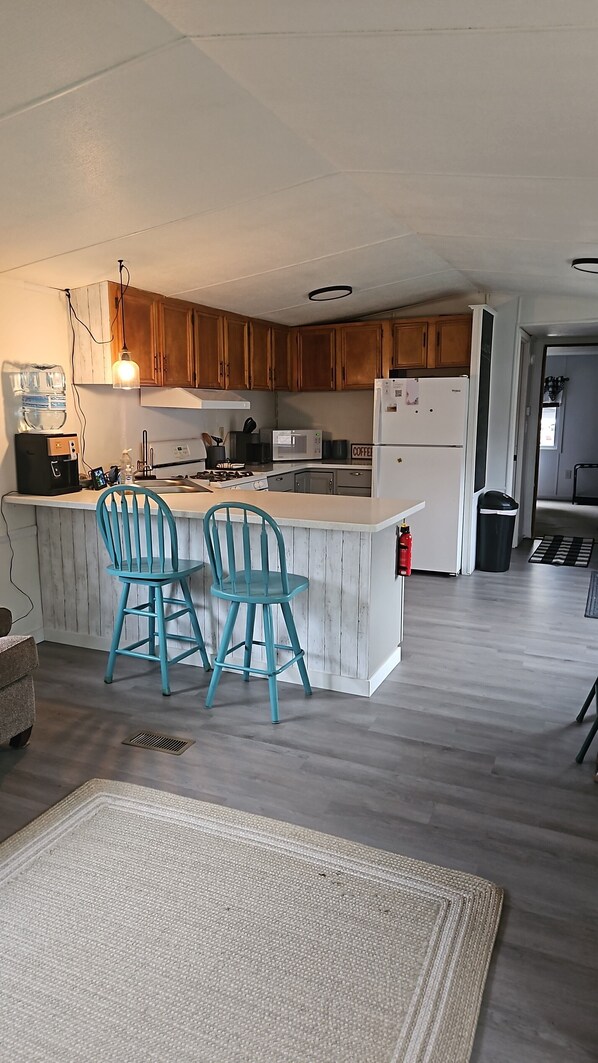 Kjøleskap, mikrobølgeovn, ovn og kokeplater