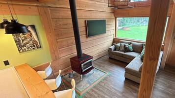 Älytelevisio, takka, kirjoja