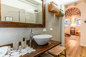 Dusche, Haartrockner, Handtücher, Seife