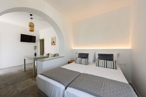 Luxury Studio, Sea View | In-room safe, blackout drapes, free WiFi - Phaedrus Living: Paros Cycladic Residences 11 (Paros)