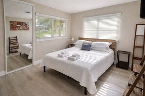 3 chambres, fer et planche à repasser, lit de bébé portatif