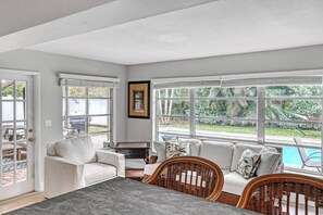 Smart-TV, Bücher, Stereoanlage