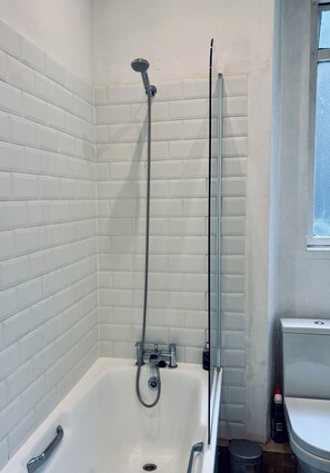 Haartrockner, Handtücher, Seife, Shampoo