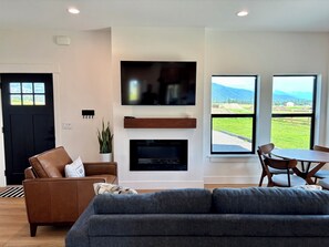 Smart TV y chimenea 