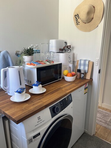 Airport Serenity- Guest Suite with luscious garden- 6 Minutes to Airport