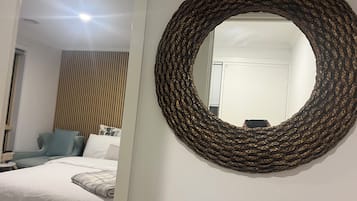 Skrivebord, strykejern/-brett, wi-fi (inkludert) og sengetøy