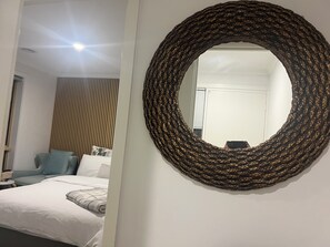 Skrivebord, strykejern/-brett, wi-fi (inkludert) og sengetøy