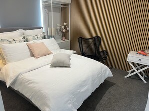 Escritorio, tabla de planchar con plancha, wifi gratis y ropa de cama 