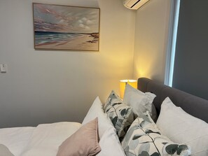 Escritorio, tabla de planchar con plancha, wifi gratis y ropa de cama 
