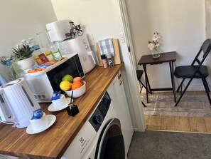 Fridge, microwave, oven, coffee/tea maker