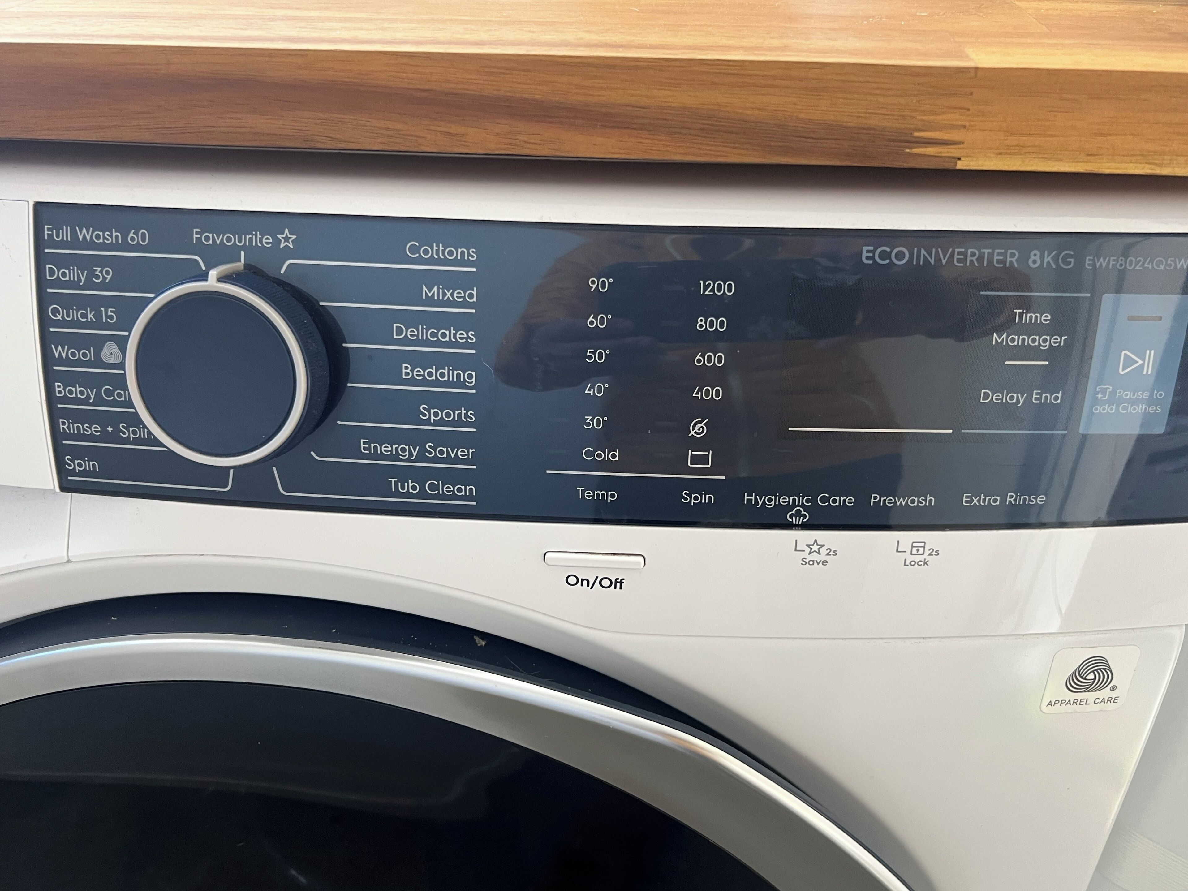 Un panneau de commande de machine à laver avec différents programmes de lavage et options de température.