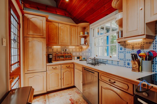 Unique Boathouse 2 bed 2 bath detached free parking x4