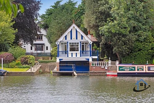 Unique Boathouse 2 bed 2 bath detached free parking x4