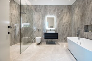Douche, séchoir à cheveux, serviettes fournies, savon