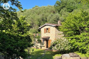 Exterior - Dream villa in Tuscany with pool, stunning views and its own church (Pescia)