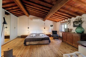 6 chambres, bureau, accès au Wi-Fi (inclus), literie fournie