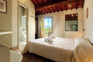 6 bedrooms, desk, WiFi (free), bed sheets - Dream villa in Tuscany with pool, stunning views and its own church (Pescia)