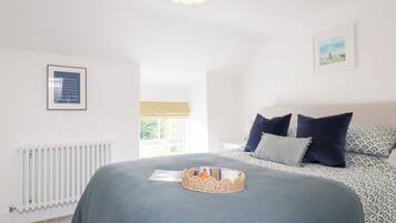 2 Schlafzimmer, individuell dekoriert, individuell eingerichtet