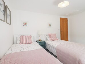 2 dormitorios, decoración individual, mobiliario individual