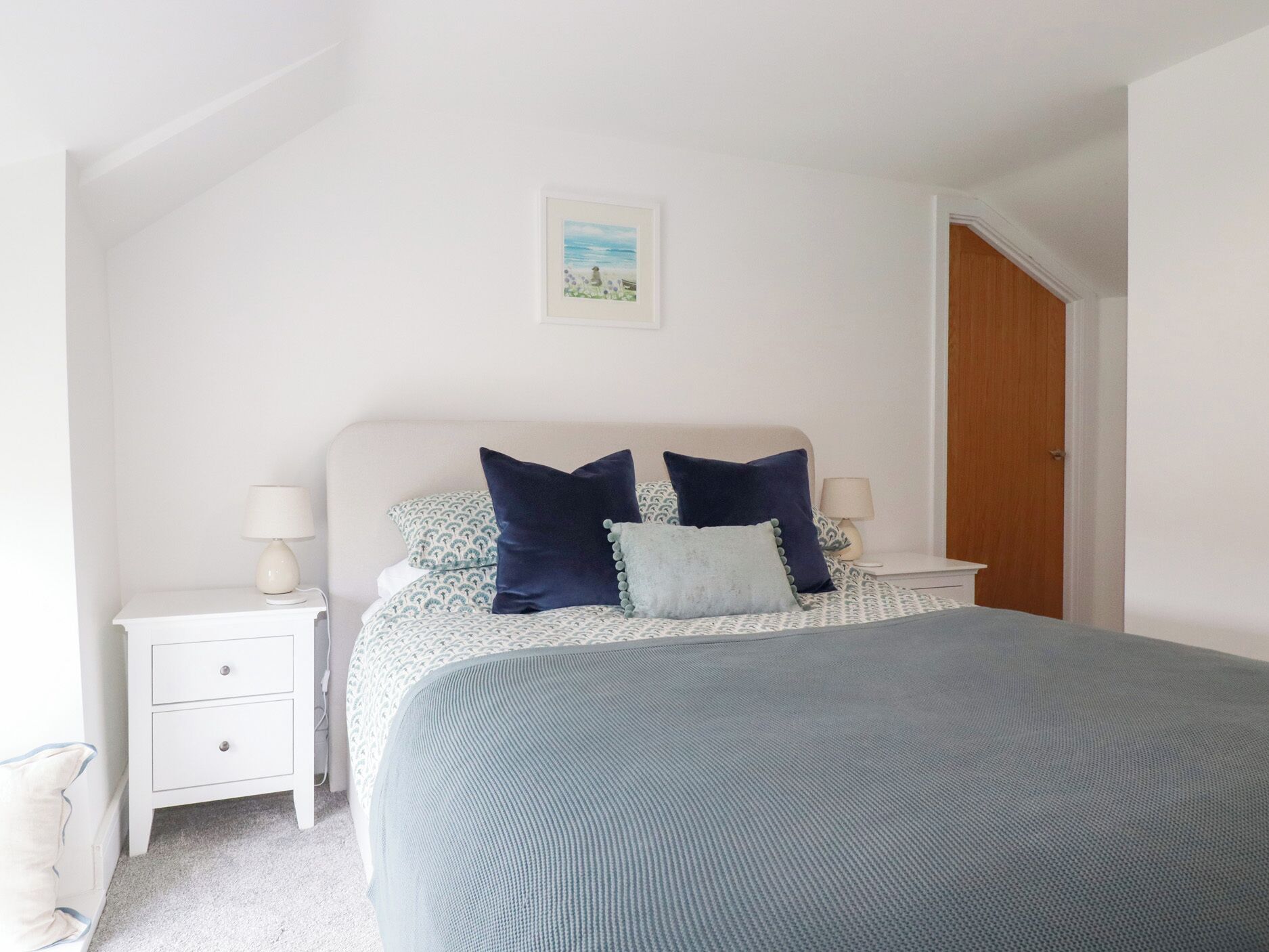 2 dormitoris, decoració individual i mobiliari individual 