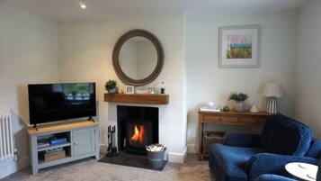 Cottage | Living area | Fireplace