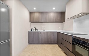 Geladeira, cooktop, lava-louças, talheres/pratos/utensílios de cozinha