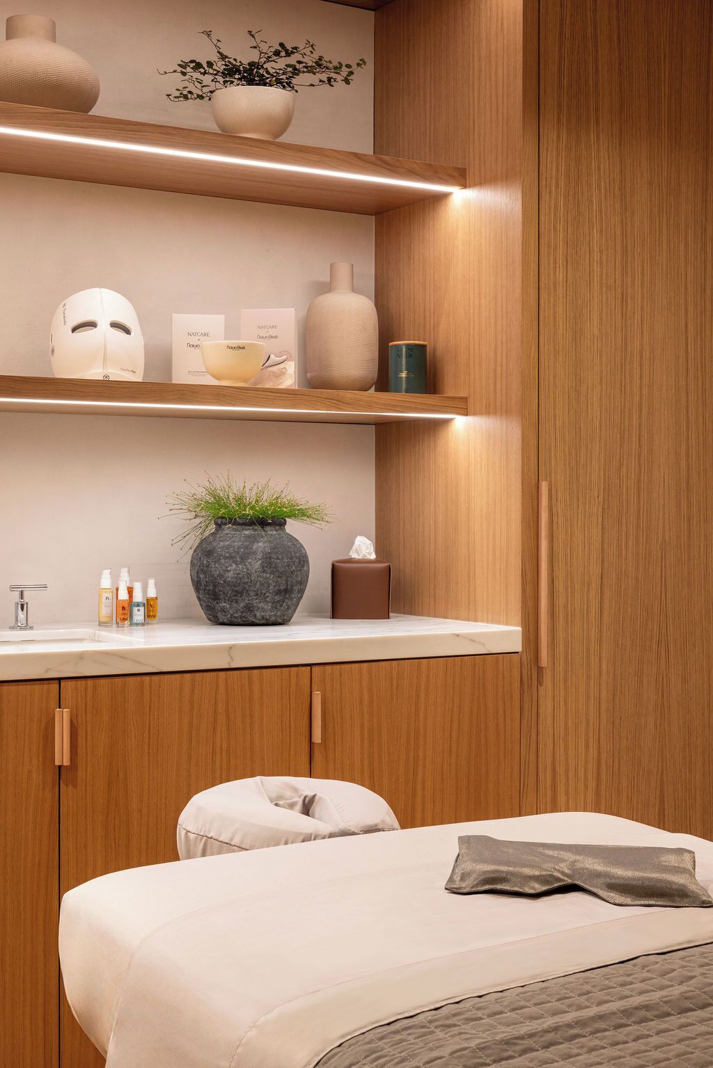 Couples treatment room(s), sauna, hot tub, steam room, body treatments
