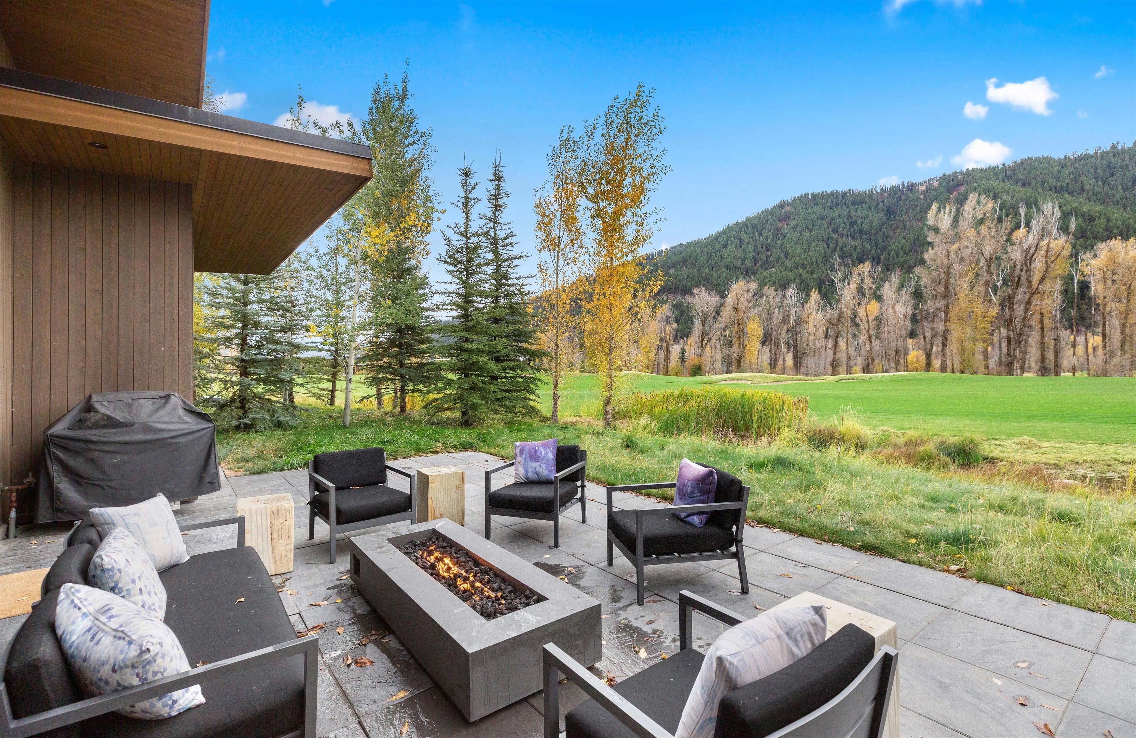 Premium bedding, down duvets, free wired Internet, bed sheets