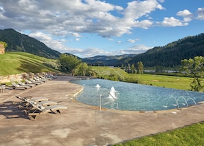 Außenpool (je nach Saison geöffnet), Sonnenschirme, Liegestühle