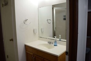 Een douche, een haardroger, handdoeken, zeep