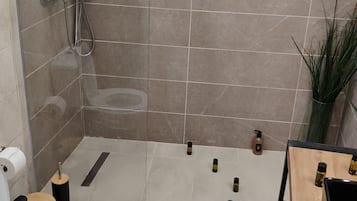 Comfort suite, 1 slaapkamer, balkon, uitzicht op zee | Badkamer