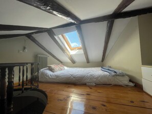 Een strijkplank/strijkijzer, wifi, beddengoed