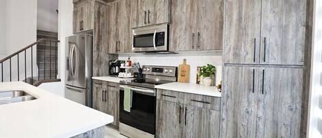 Jääkaappi, mikroaaltouuni, uuni, liesi