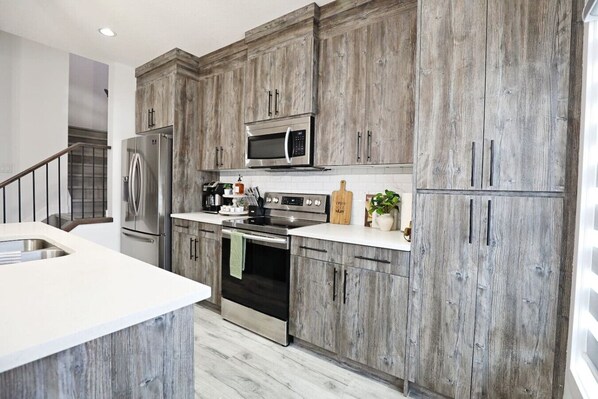 Een koelkast, een microgolfoven, een oven, een kookplaat