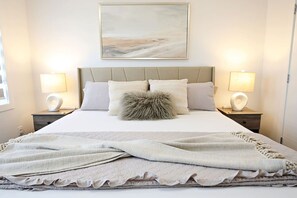 3 slaapkamers, een bureau, een strijkplank/strijkijzer, reisbedje