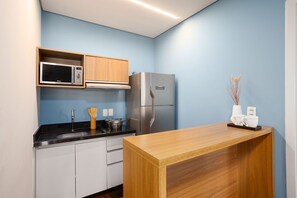 Apartment | Private kitchen | Fridge, microwave, stovetop, cookware/dishes/utensils - Suíte na Berrini by Conviva (Sao Paulo)