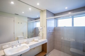 Appartement | Badkamer | Een douche, een haardroger, handdoeken