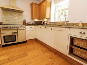 Cookware/dishes/utensils - Rowan Tree Cottage (Skipton)