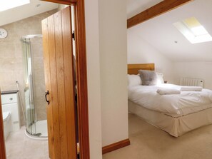 3 bedrooms, individually decorated, individually furnished - Rowan Tree Cottage (Skipton)