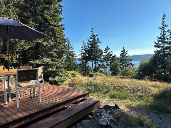 Outdoor dining - Peaceful 2-bedroom Water View Home in Langley with Private Beach Access and Wifi (Langley)