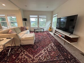 Smart-TV, DVD-spiller, bøker og filmbibliotek