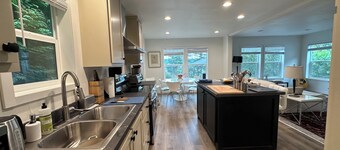 Peaceful 2-bedroom Water View Home in Langley with Private Beach Access and Wifi