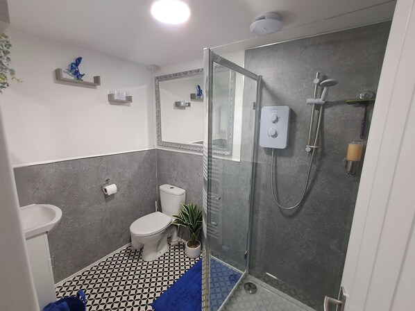 Shower, hair dryer, towels - Robin's Nest, a Quiet Home From Home (Market Harborough)