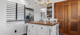 Seaside Retreat-Spacious 5 bedroom 3.5 bath condo near beach, dining & shopping