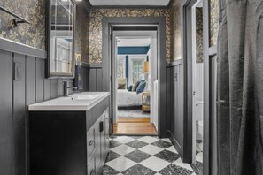 6 bedrooms, desk, iron/ironing board, WiFi